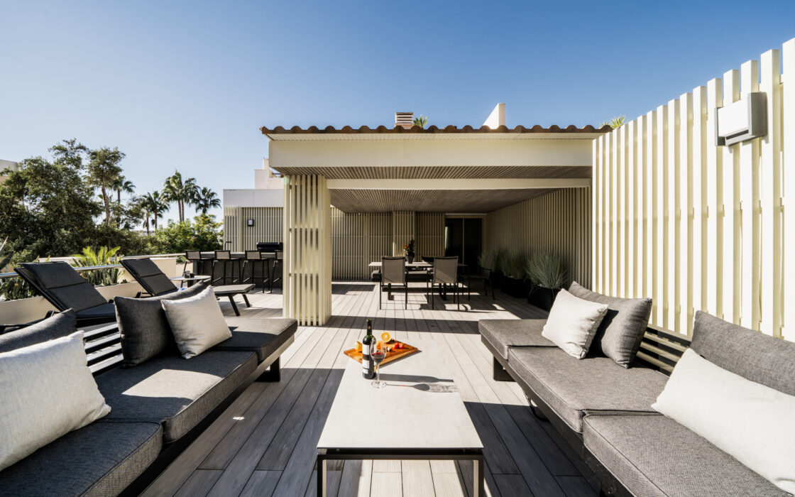 Апартаменти 110 кв.м з терасою біля моря в Іспанії