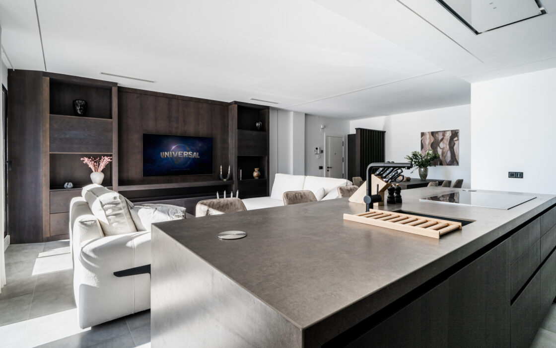 Апартаменти 110 кв.м з терасою біля моря в Іспанії