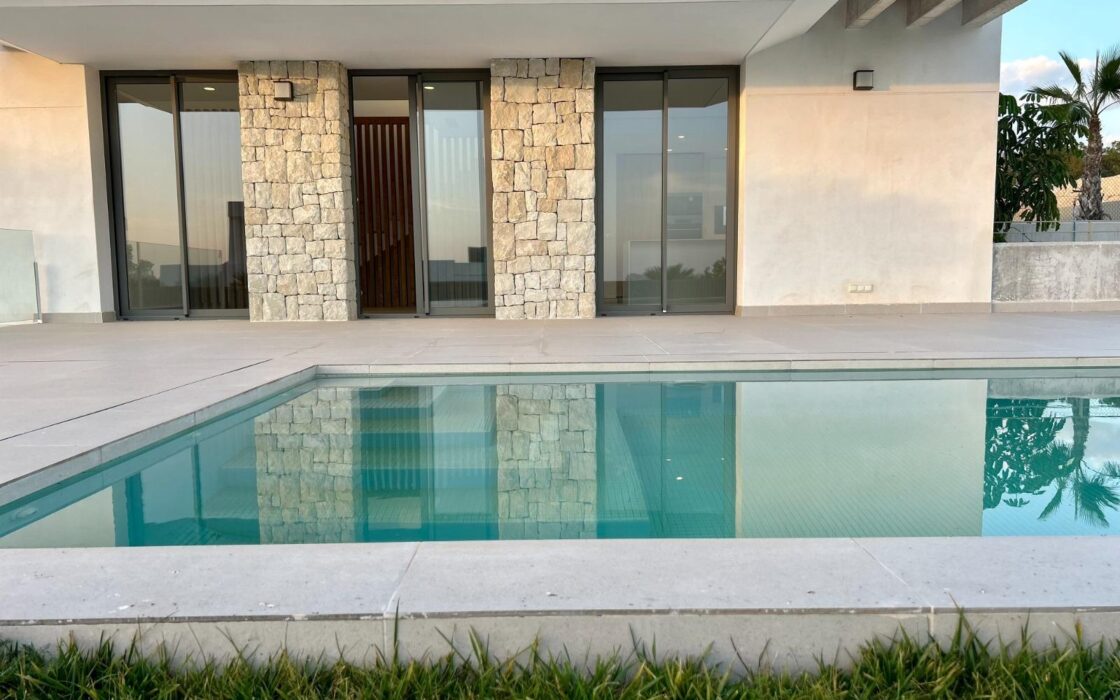 Нова вілла з 3 спальнями в Сьерра-Кортині біля моря