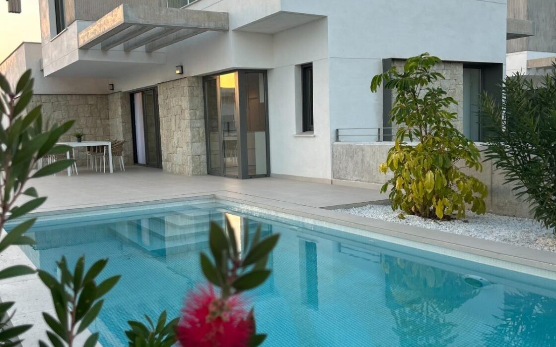 Нова вілла з 3 спальнями в Сьерра-Кортині біля моря