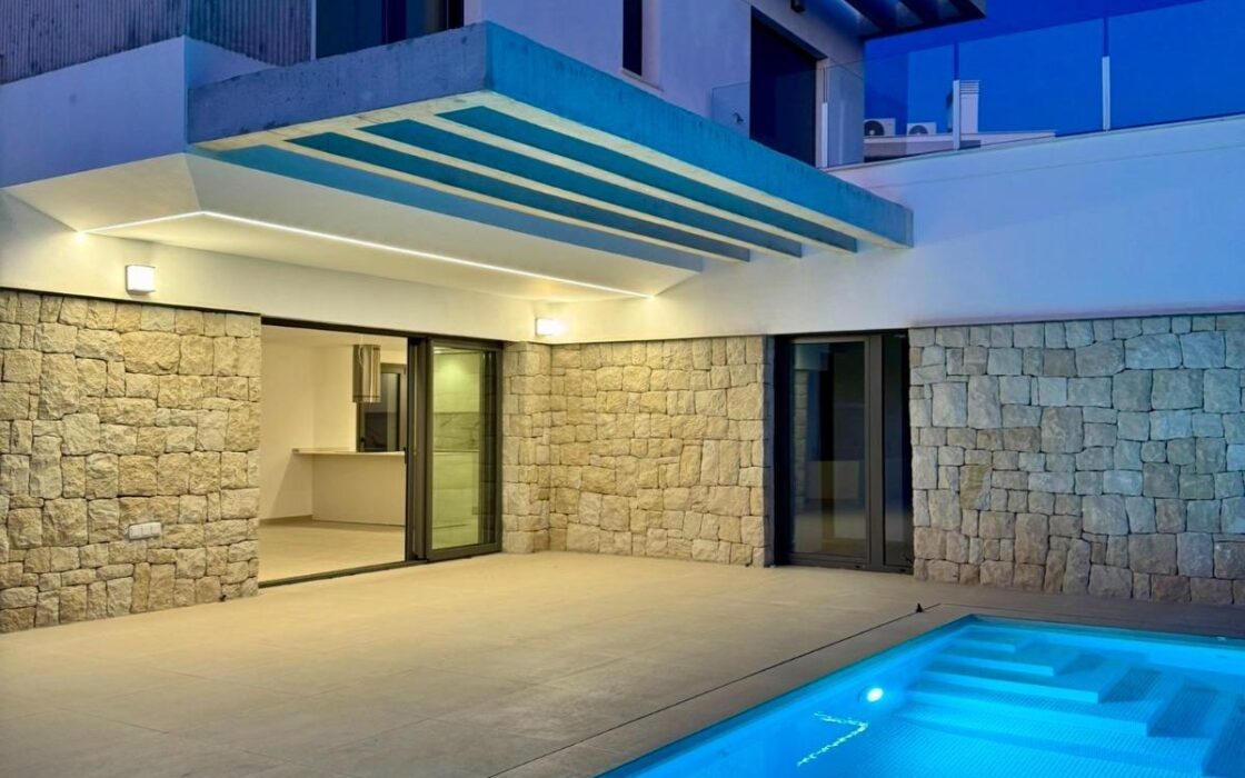 Нова вілла з 3 спальнями в Сьерра-Кортині біля моря