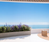 Трикімнатні апартаменти в Бенальмадені біля моря з терасою