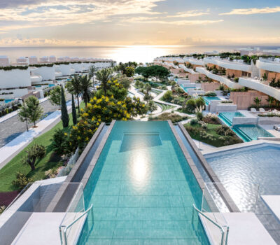 Трикімнатні апартаменти з терасою на пляжі в Марбельї