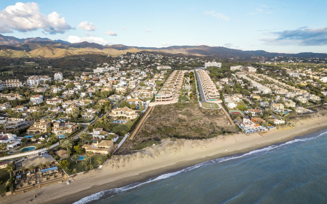 Трехспальные апартаменты с террасой на пляже в Марбелье