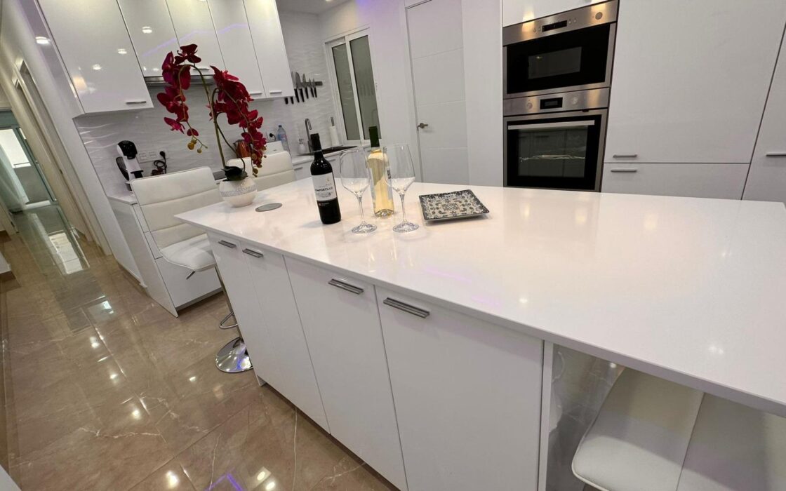 Апартаменти 121 кв.м в Торрев’єсі біля моря з терасою