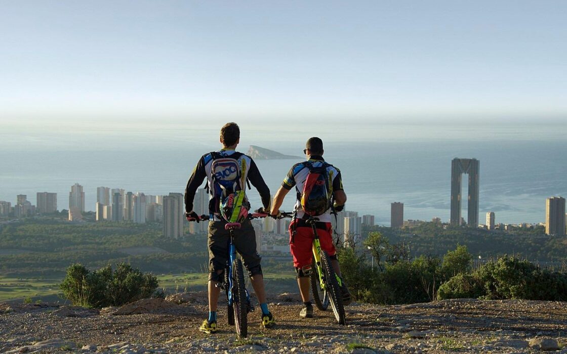 Нові квартири та таунхауси у Фінестраті з видом на море