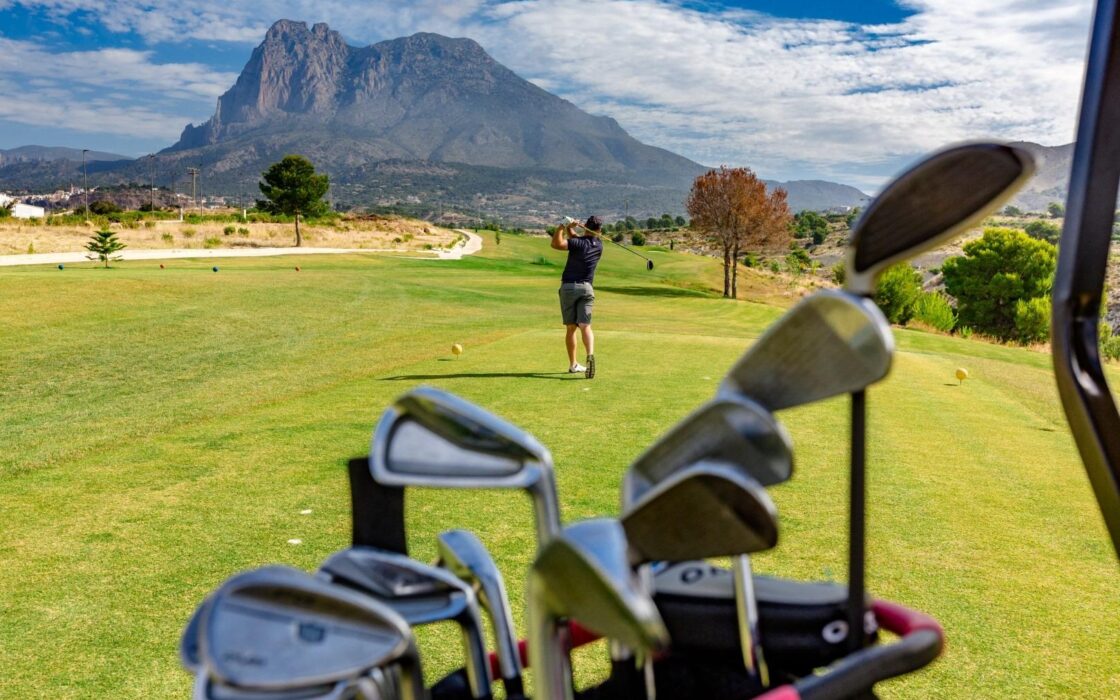 Нові квартири та таунхауси у Фінестраті з видом на море