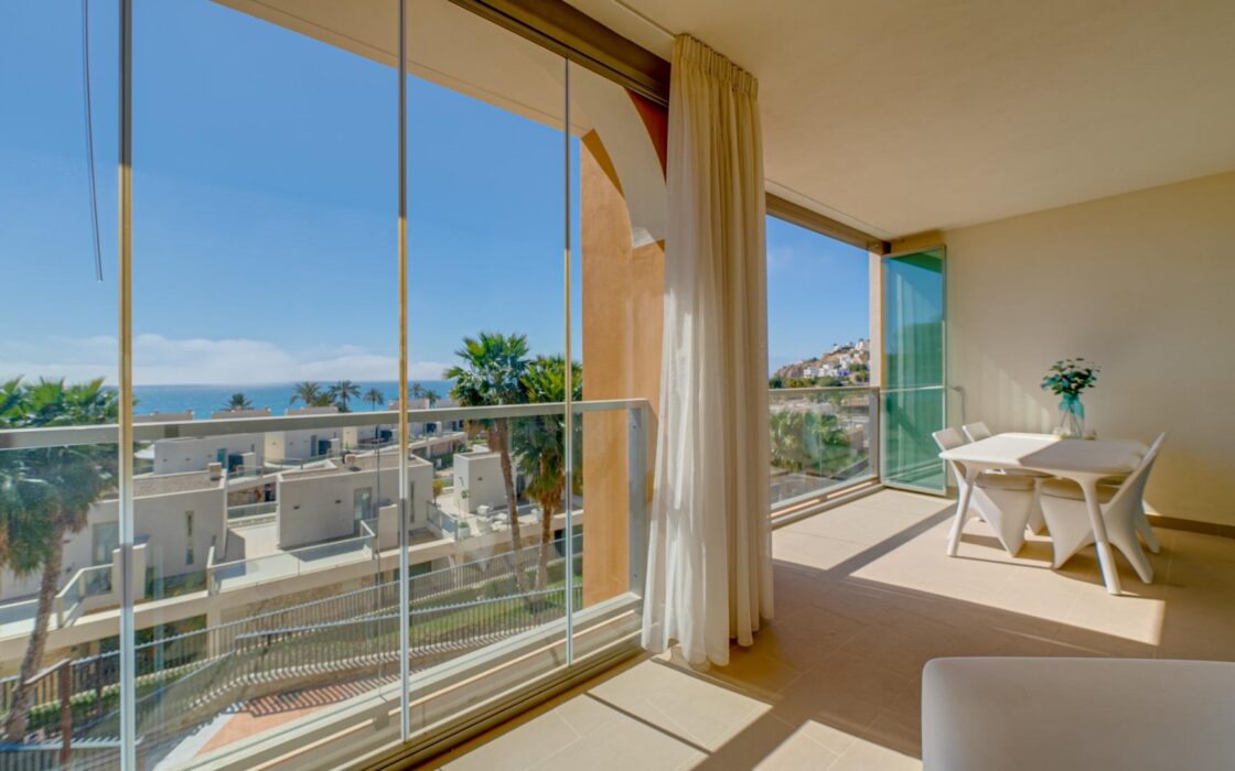 Двокімнатна квартира біля моря з терасою у ВільяХойоса 90 кв.м