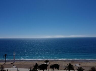 Двокімнатна квартира біля моря з терасою у ВільяХойоса 90 кв.м