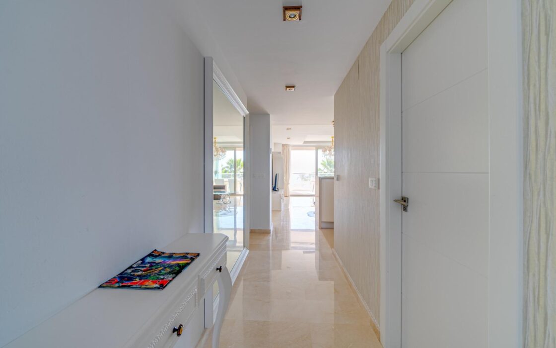 Двокімнатна квартира біля моря з терасою у ВільяХойоса 90 кв.м