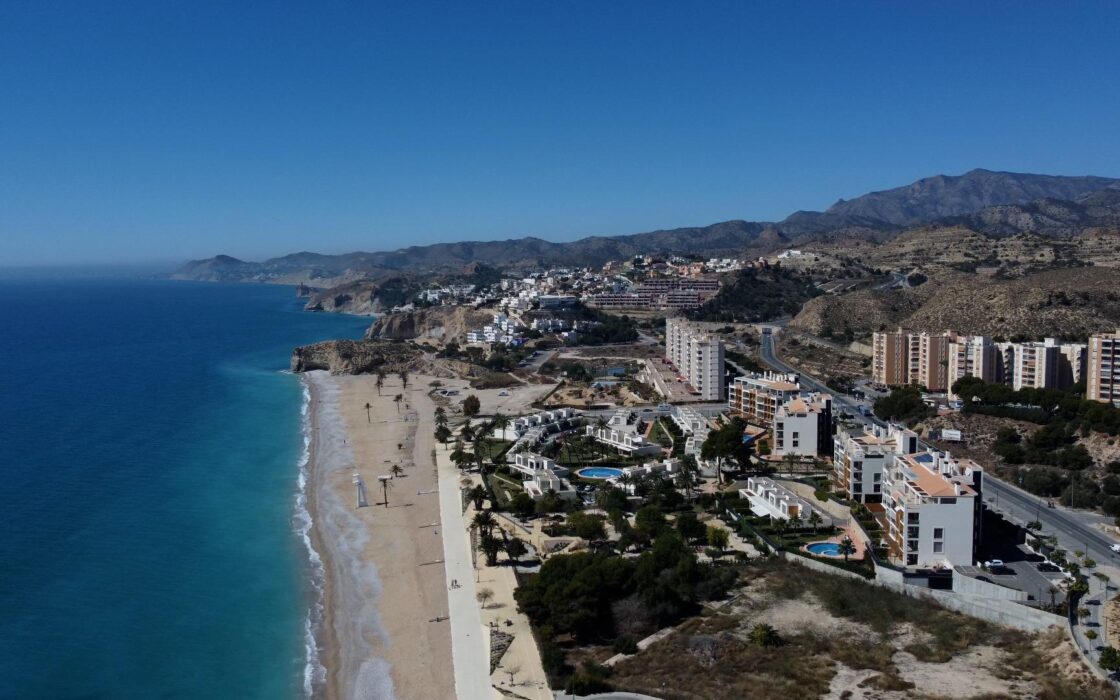 Двокімнатна квартира біля моря з терасою у ВільяХойоса 90 кв.м