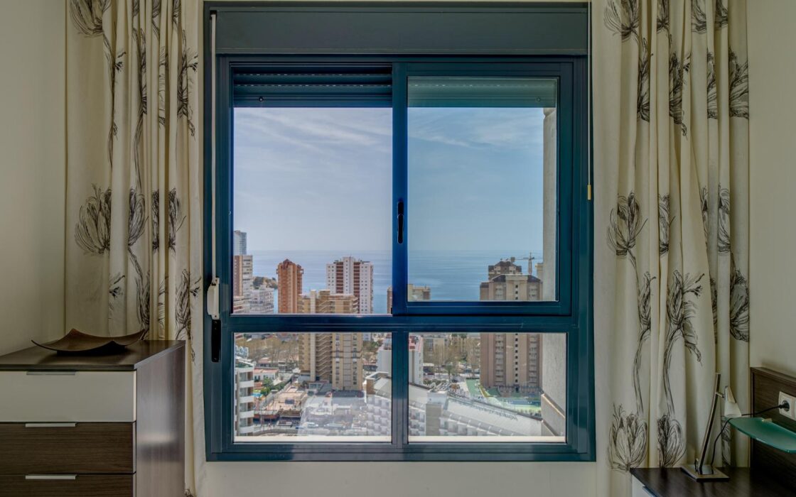 Квартира в Бенидорме с террасой и видом на море 92 кв.м