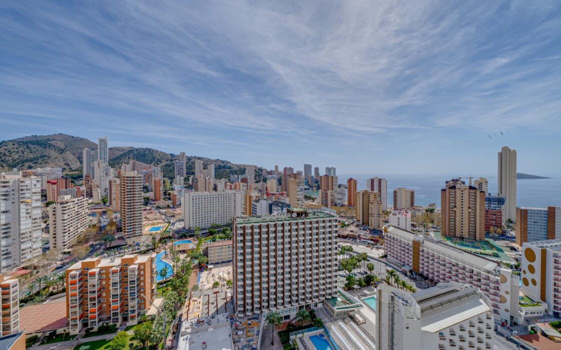 Квартира в Бенидорме с террасой и видом на море 92 кв.м