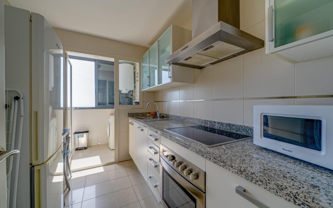 Квартира в Бенидорме с террасой и видом на море 92 кв.м