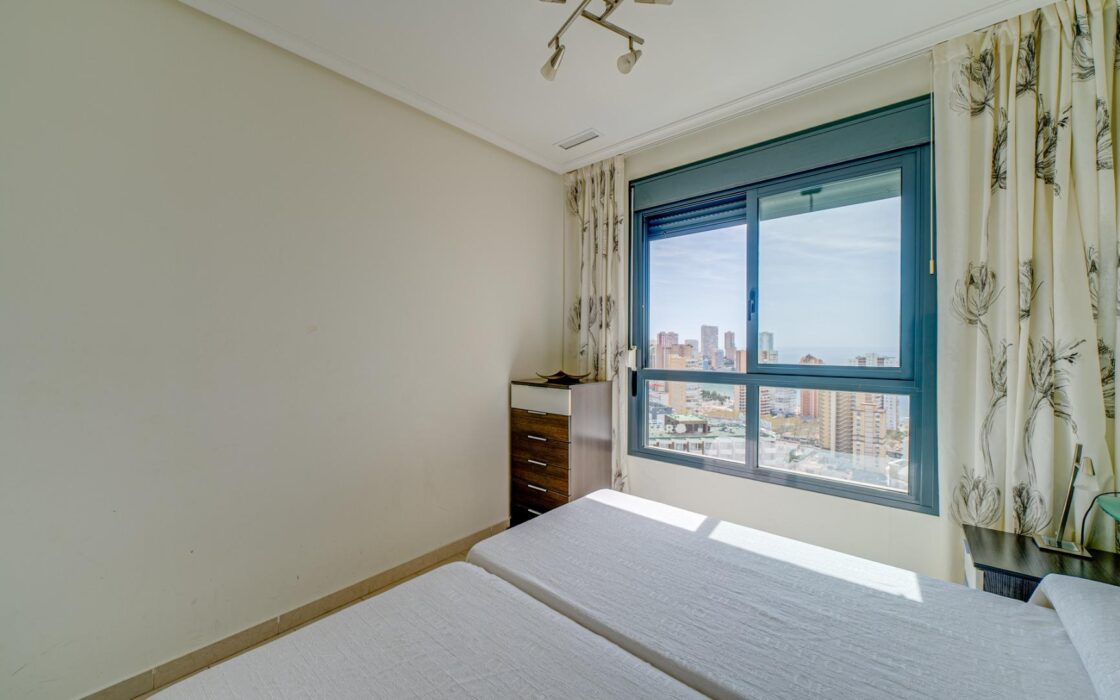 Квартира в Бенидорме с террасой и видом на море 92 кв.м