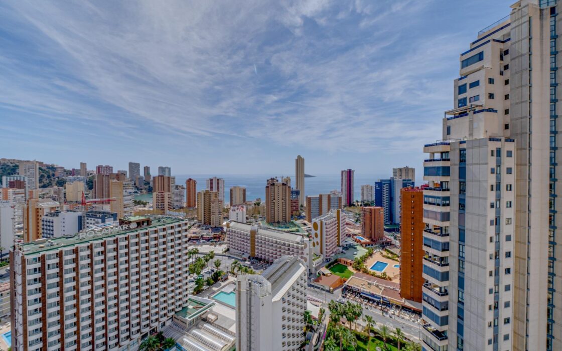 Квартира в Бенидорме с террасой и видом на море 92 кв.м