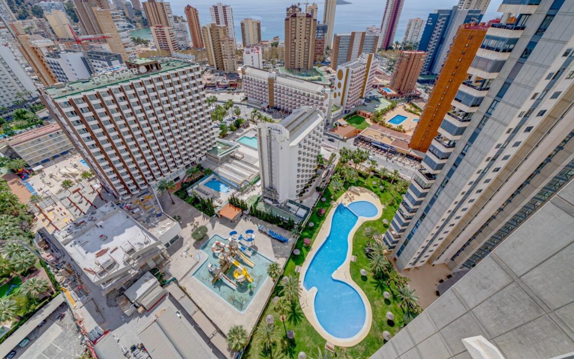 Квартира в Бенидорме с террасой и видом на море 92 кв.м