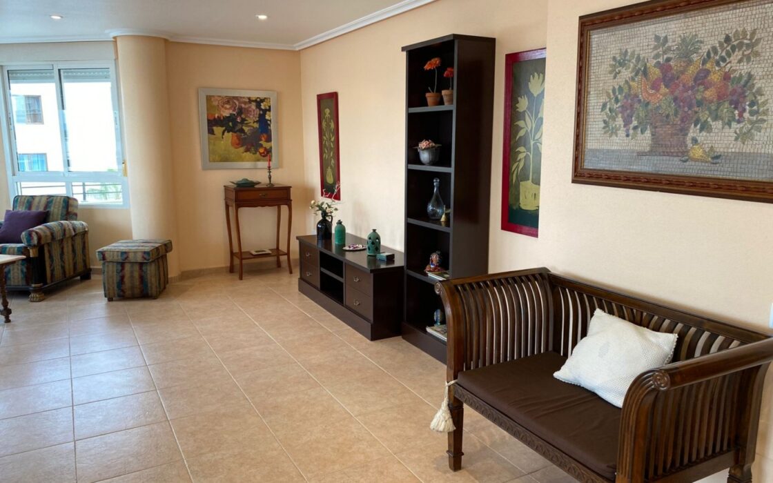 Апартаменти в Торрев’єсі 213 кв.м з терасою біля моря