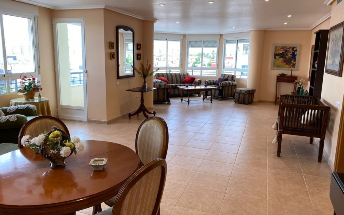 Апартаменти в Торрев’єсі 213 кв.м з терасою біля моря