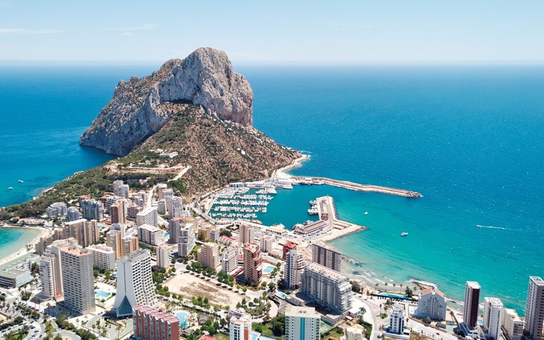 Будинки в Кальпе з великими терасами та видом на море