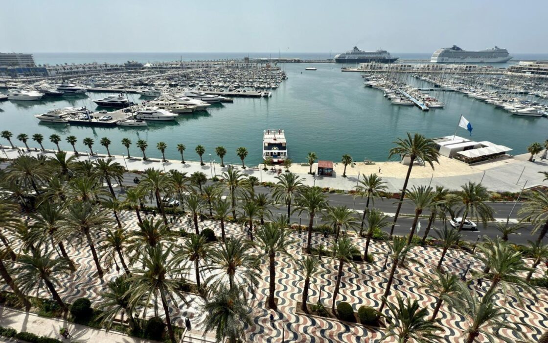 Апартаменты в Аликанте 200 кв.м с видом на море и террасой