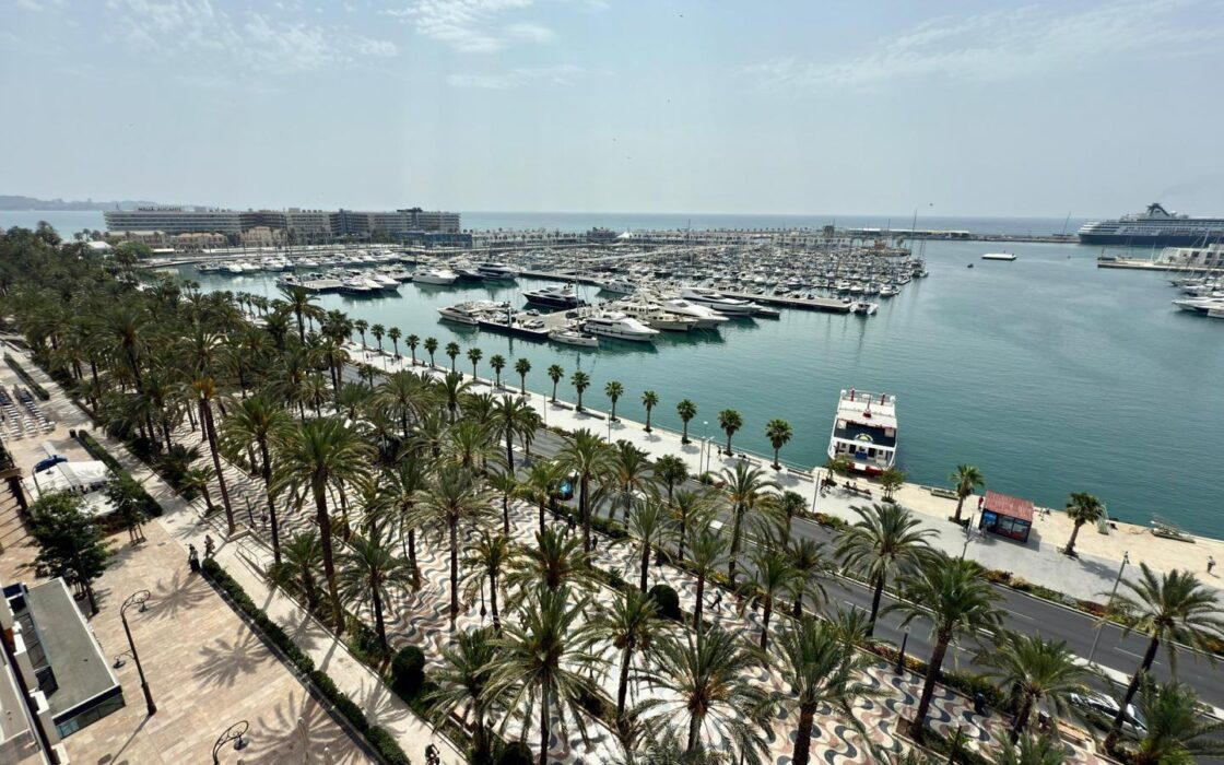 Апартаменты в Аликанте 200 кв.м с видом на море и террасой