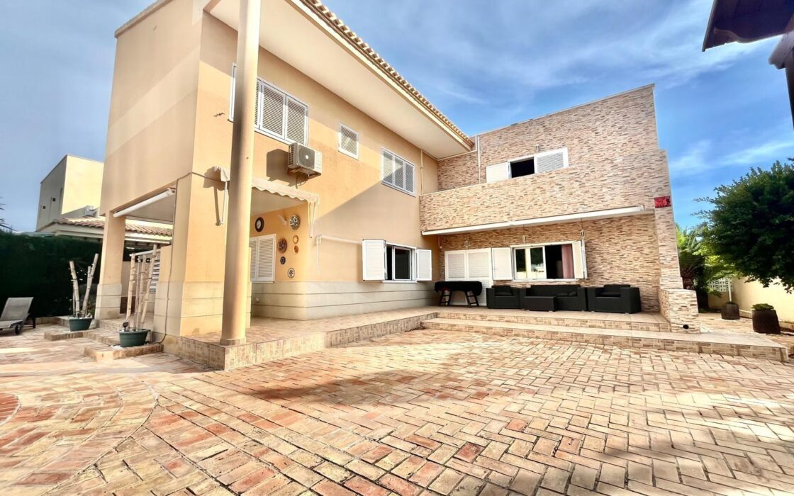 Вилла в Торревьехе 291 кв.м у моря з 4 спальнями