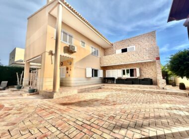 Вилла в Торревьехе 291 кв.м у моря с 4 спальнями