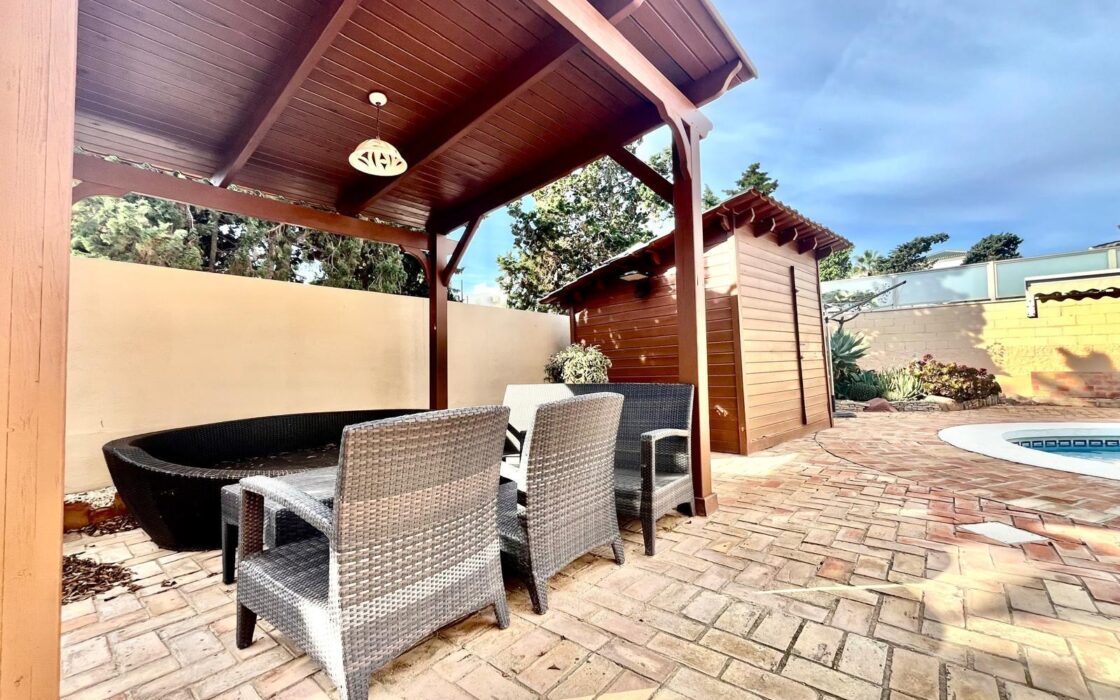 Вилла в Торревьехе 291 кв.м у моря з 4 спальнями