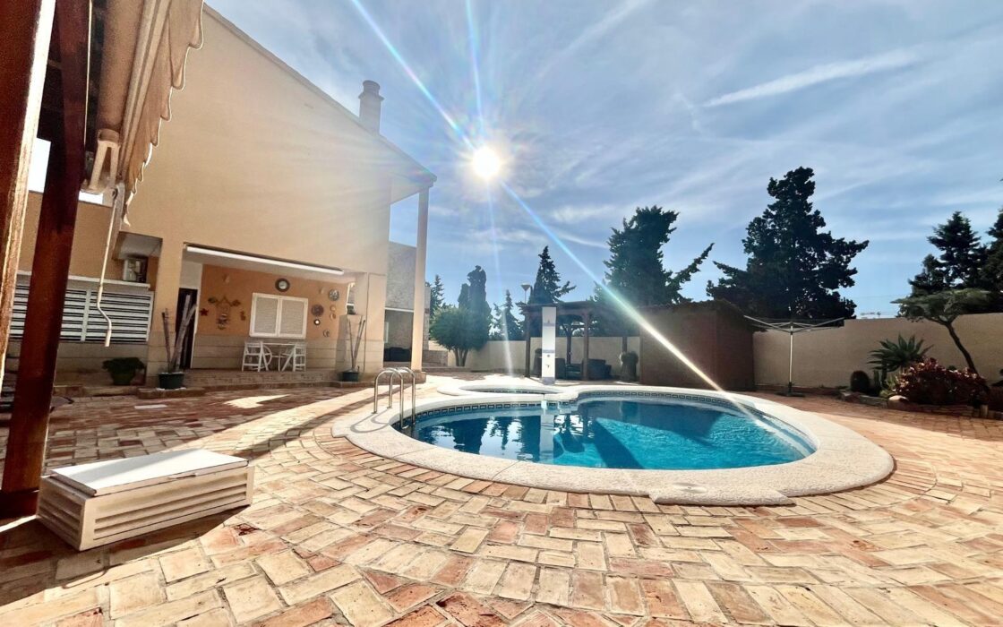 Вилла в Торревьехе 291 кв.м у моря з 4 спальнями