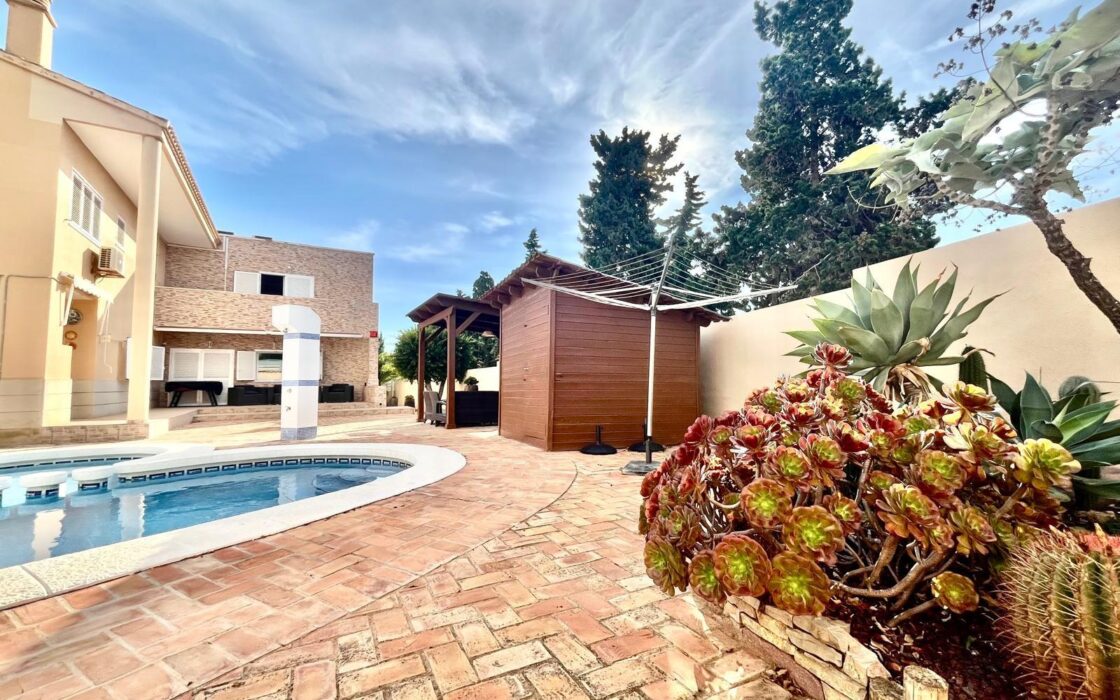 Вилла в Торревьехе 291 кв.м у моря з 4 спальнями