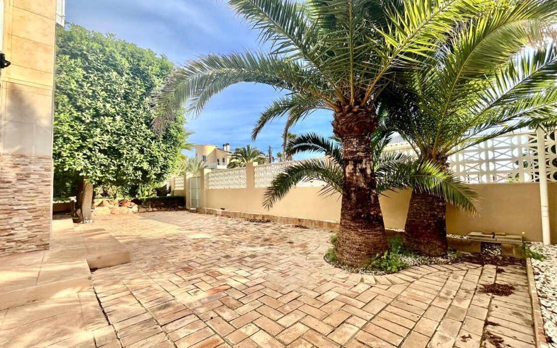 Вилла в Торревьехе 291 кв.м у моря з 4 спальнями