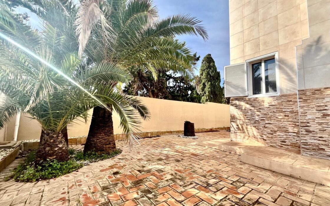 Вилла в Торревьехе 291 кв.м у моря з 4 спальнями