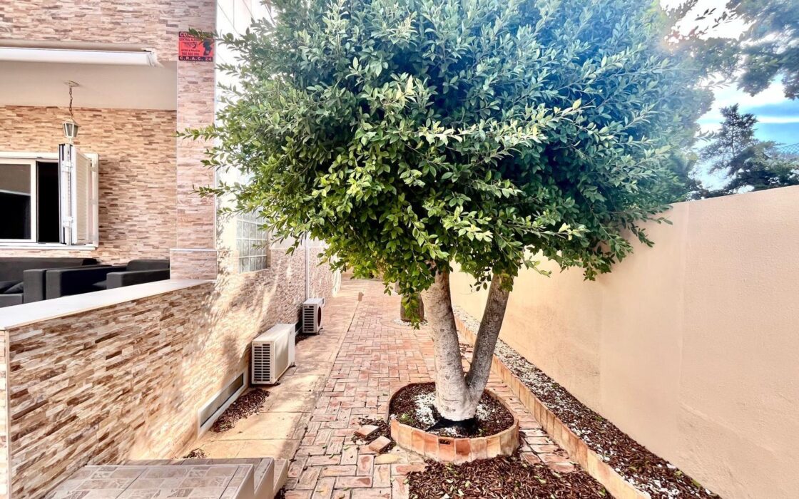 Вилла в Торревьехе 291 кв.м у моря з 4 спальнями