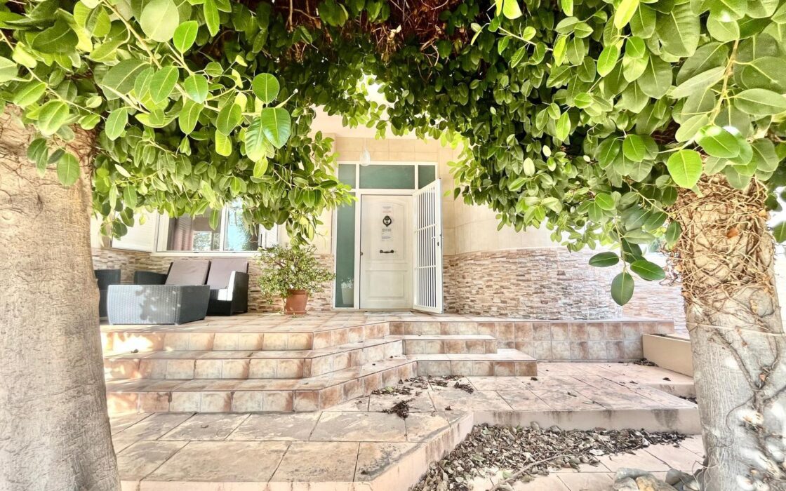 Вилла в Торревьехе 291 кв.м у моря з 4 спальнями