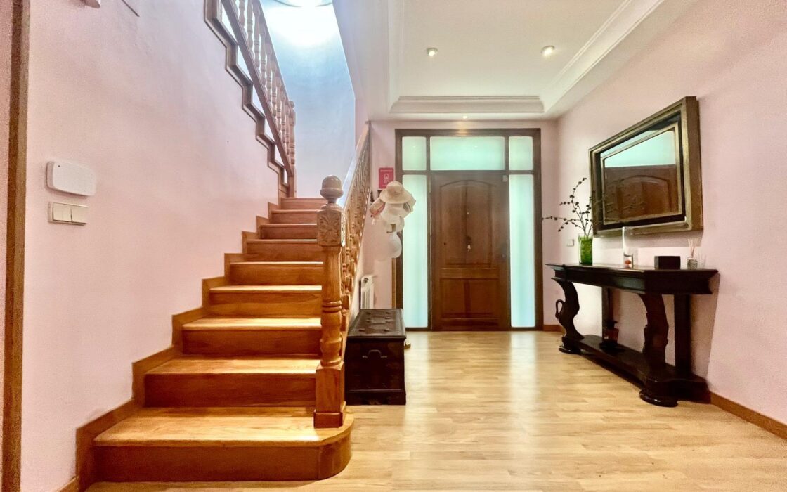 Вилла в Торревьехе 291 кв.м у моря з 4 спальнями