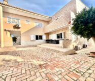 Вилла в Торревьехе 291 кв.м у моря з 4 спальнями