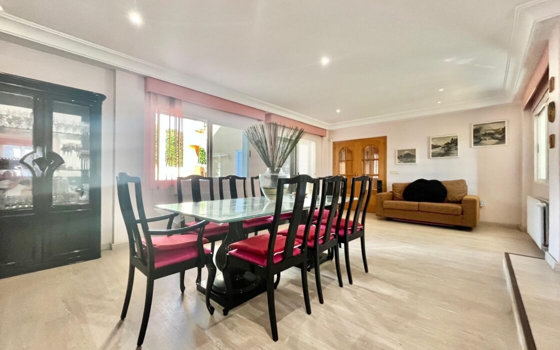 Вилла в Торревьехе 291 кв.м у моря з 4 спальнями