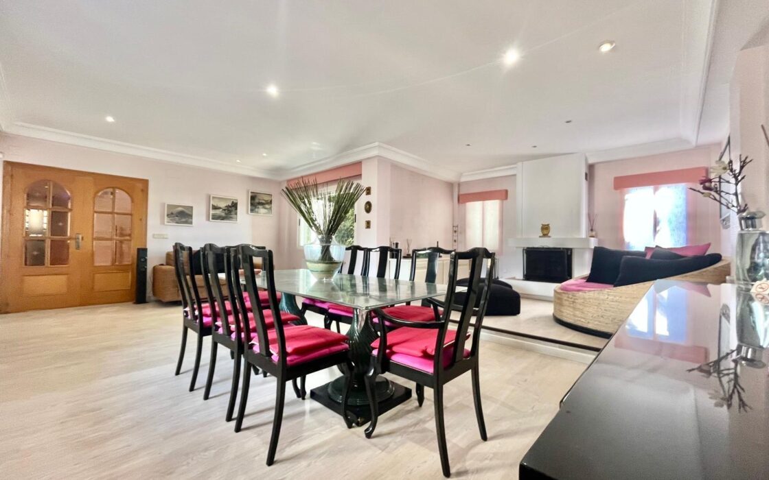 Вилла в Торревьехе 291 кв.м у моря з 4 спальнями