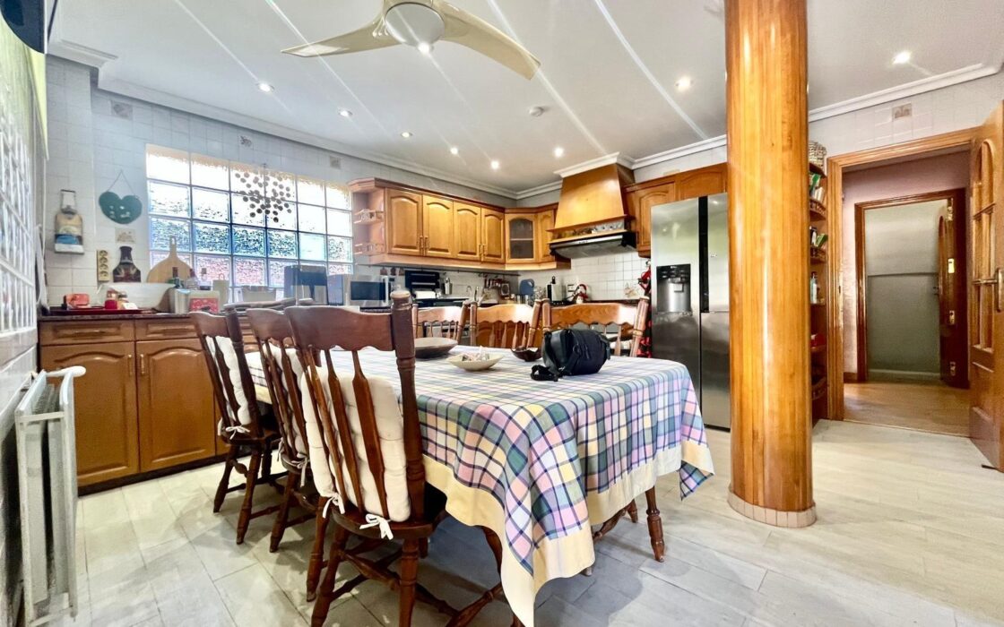 Вилла в Торревьехе 291 кв.м у моря з 4 спальнями