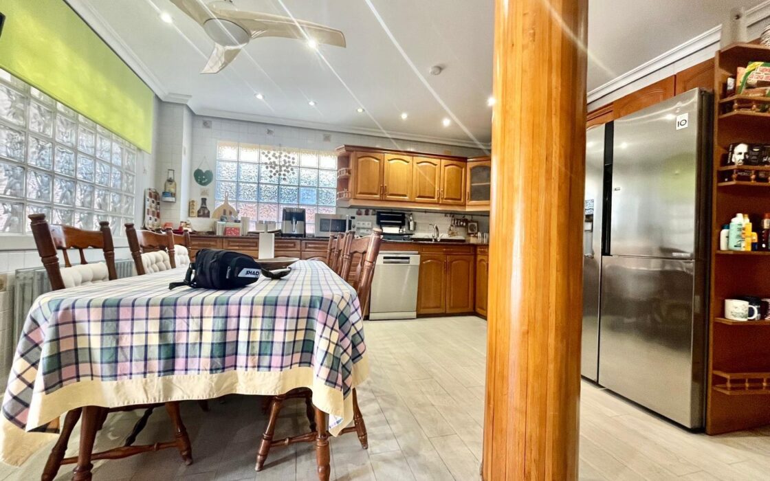 Вилла в Торревьехе 291 кв.м у моря з 4 спальнями