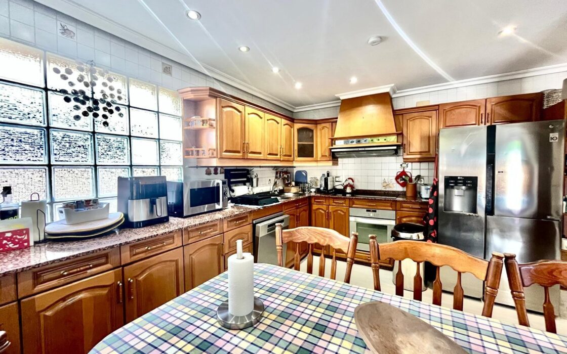 Вилла в Торревьехе 291 кв.м у моря з 4 спальнями