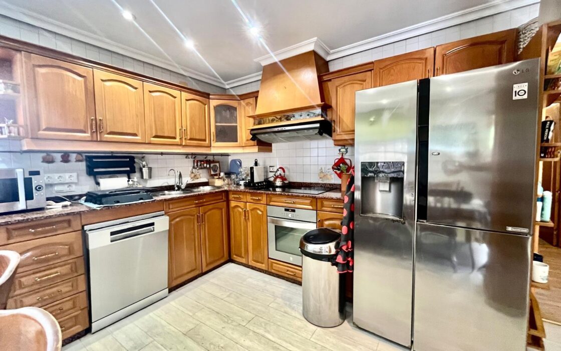 Вилла в Торревьехе 291 кв.м у моря з 4 спальнями