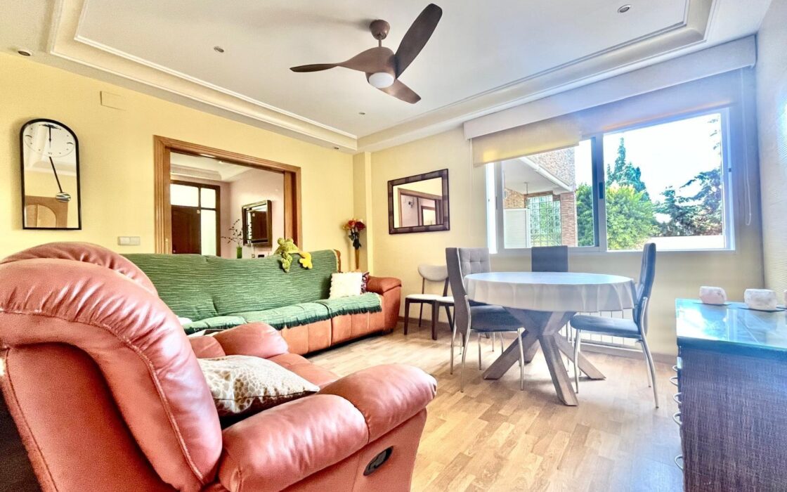 Вилла в Торревьехе 291 кв.м у моря з 4 спальнями