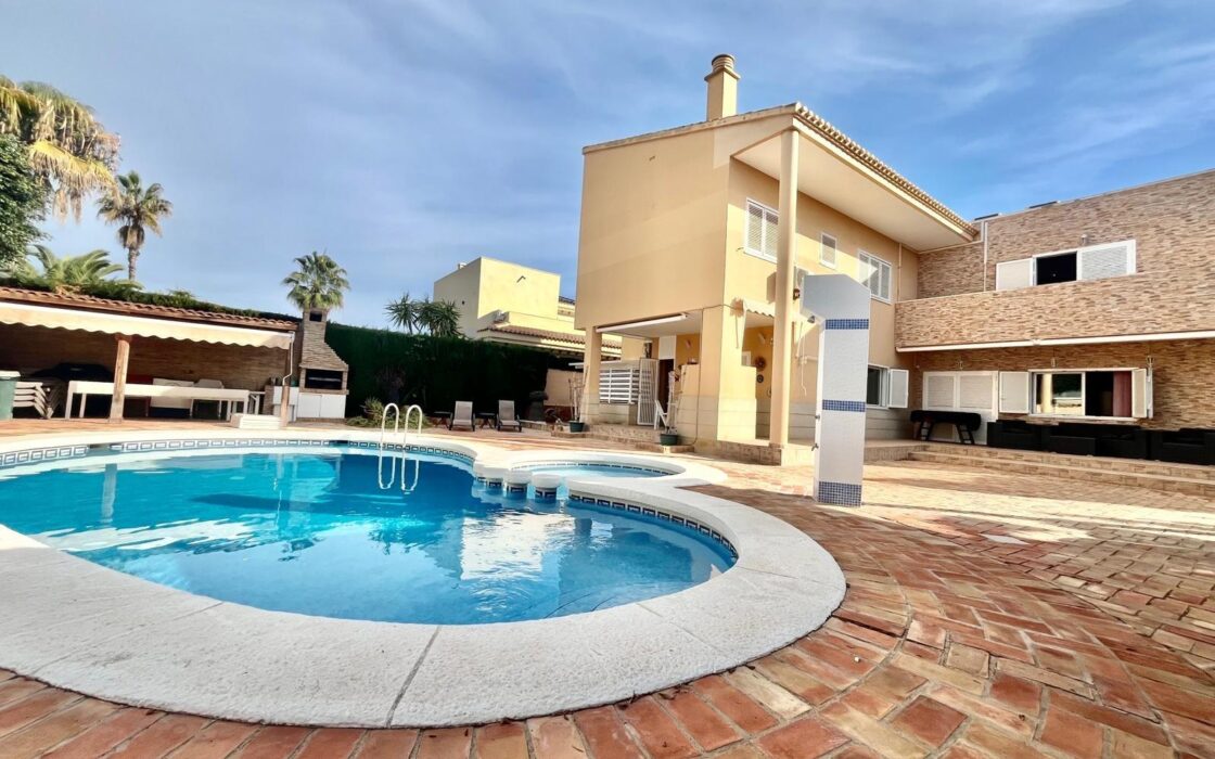 Вилла в Торревьехе 291 кв.м у моря з 4 спальнями