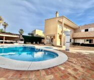 Вилла в Торревьехе 291 кв.м у моря з 4 спальнями