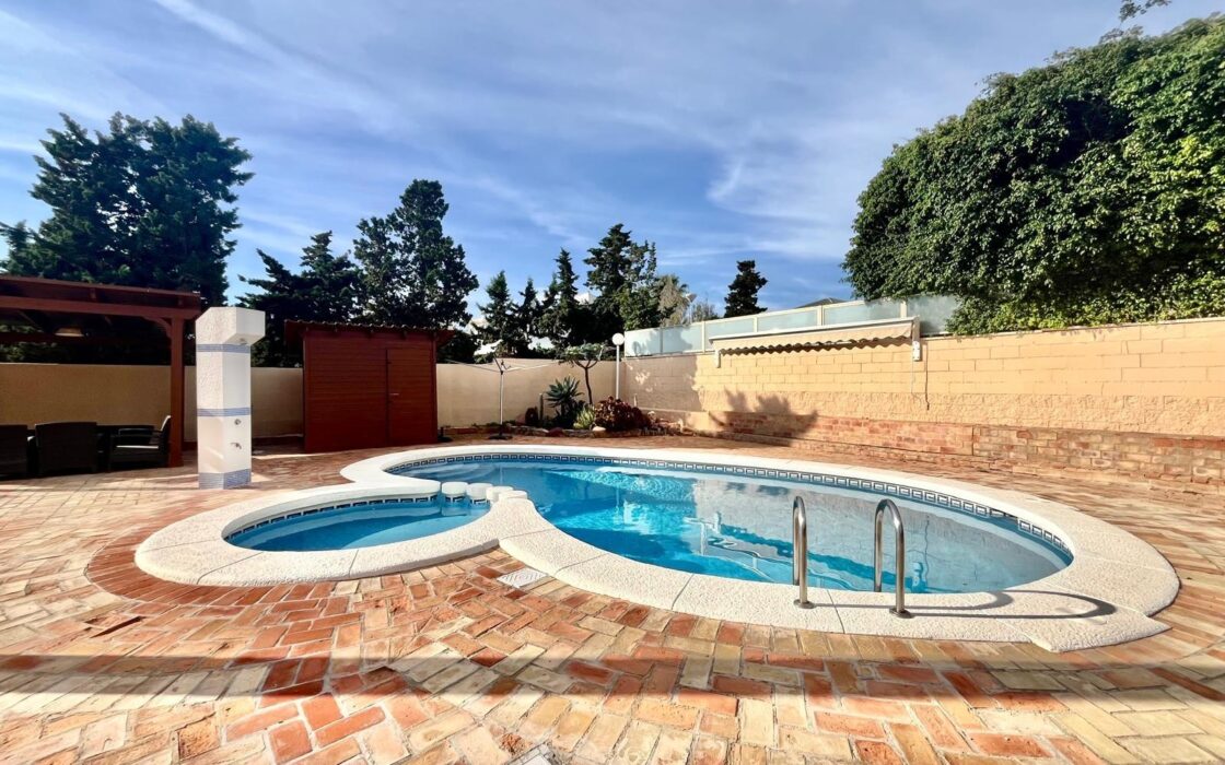 Вилла в Торревьехе 291 кв.м у моря з 4 спальнями