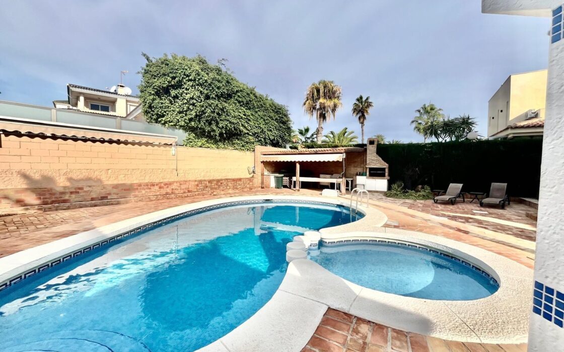 Вилла в Торревьехе 291 кв.м у моря з 4 спальнями