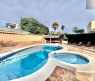 Вилла в Торревьехе 291 кв.м у моря з 4 спальнями