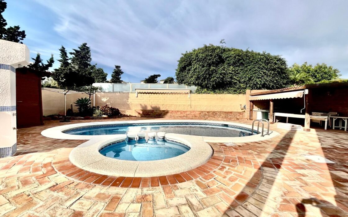 Вилла в Торревьехе 291 кв.м у моря з 4 спальнями